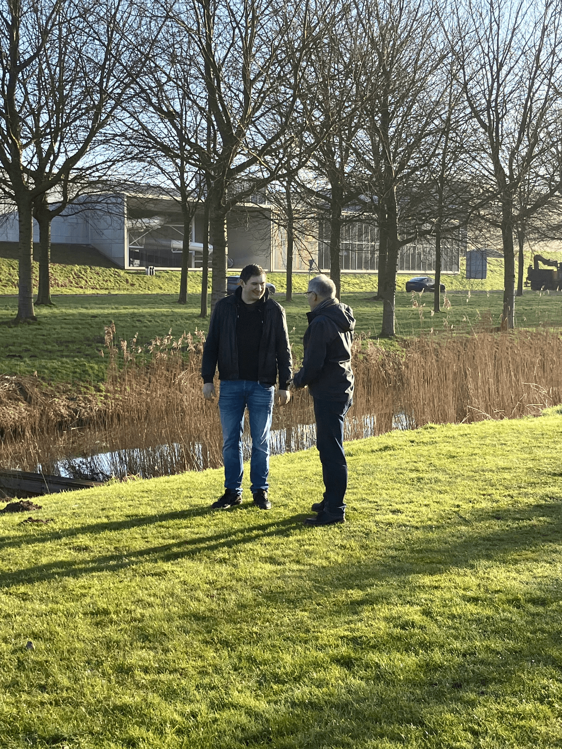 Vincent van Laar (Vervoerregio Amsterdam) en Kees Langeveld (Provincie Noord-Holland) tijdens filmopname Weg om de Zuid.