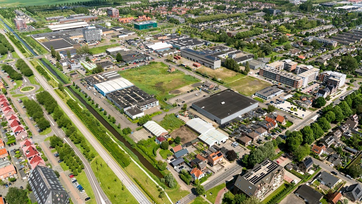 Het Pionier-Bolsterrein, met op de achtergrond de Helsinkilaan. Beeld: Aerovista