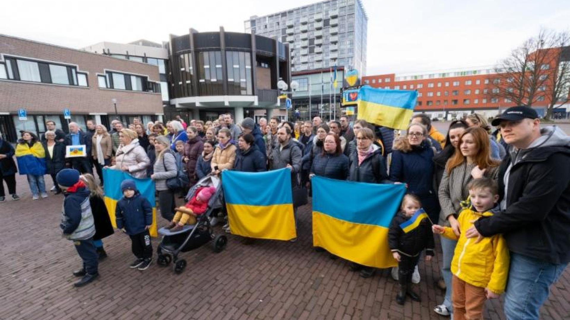 Menigte met Oekraïense vlaggen op het Raadshuisplein