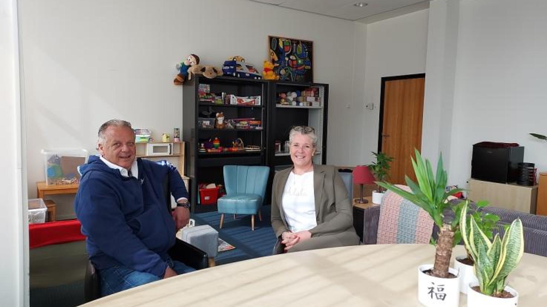 Arjo den Breejen en Linda de Groot in de zitkamer in het gebouw Polder Staete.