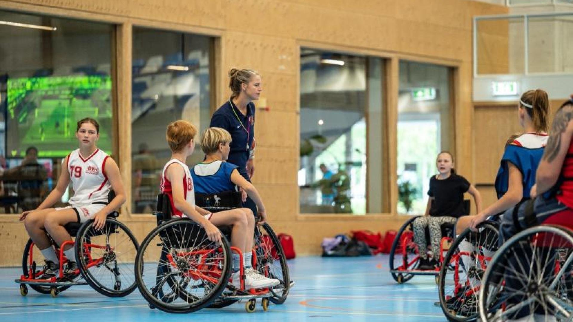 Onder leiding van Irene Sloof ervaren de kinderen wat rolstoelbasketbal inhoudt.