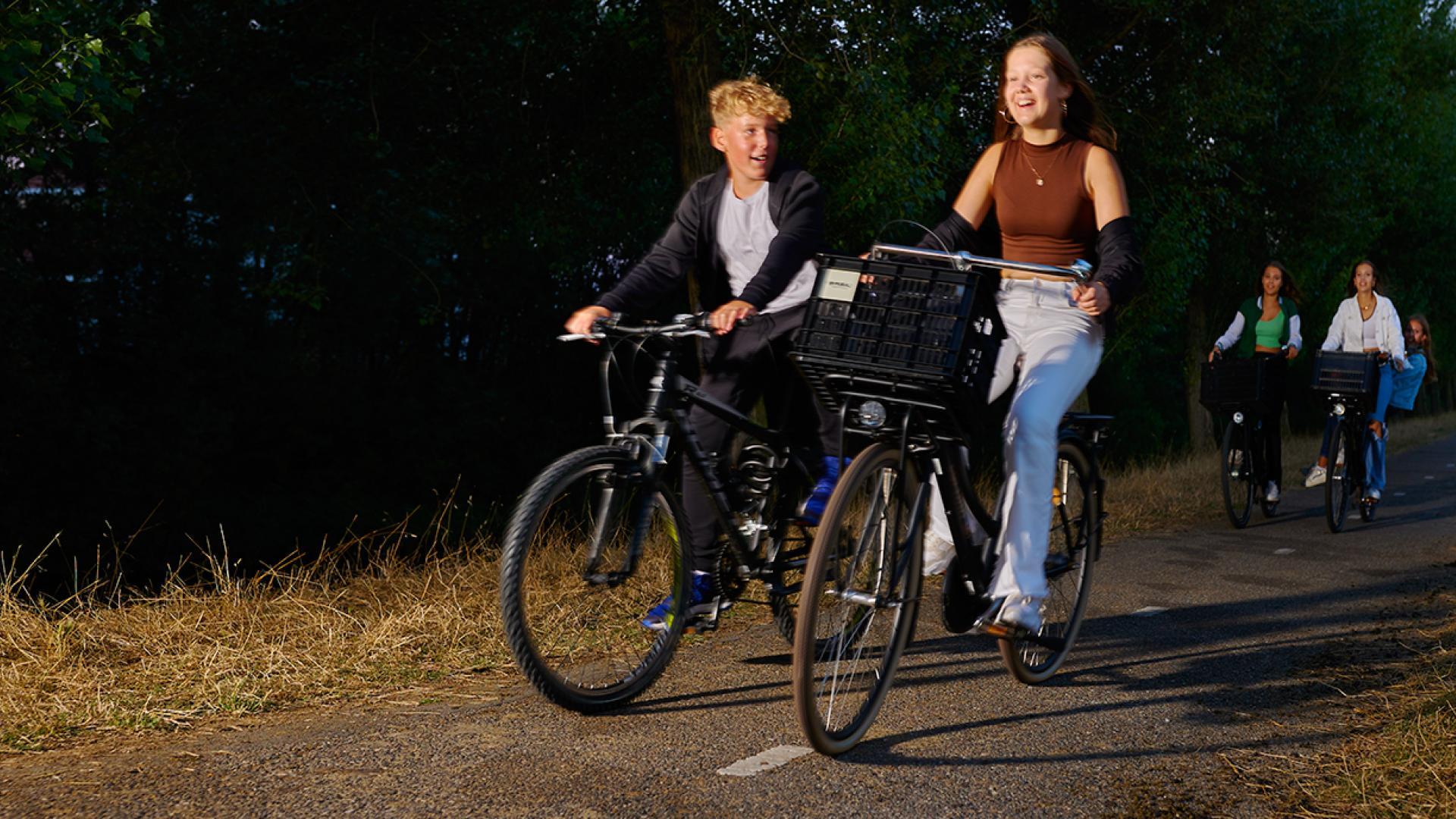 Een groep jonge kinderen fietst door Haarlemmermeer. Ze zijn op weg naar huis na een lange schooldag.