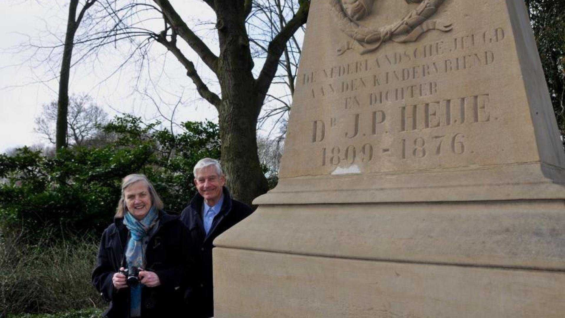 De achter-achterkleinzoon van Jan Pieter Heije, Wil. Hubertus en zijn vrouw Gesine Daniels bij het graf van J.P. Heije.