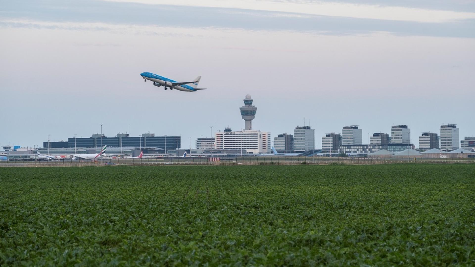 Een vliegtuig vertrekt van Schiphol