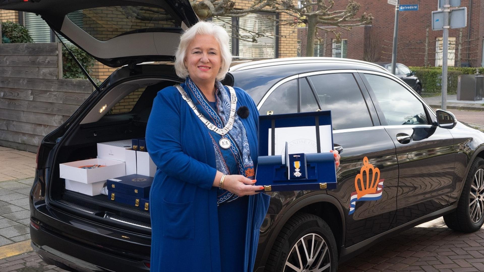 Burgemeester Marianne Schuurmans gaat op pad om de Koninklijke onderscheidingen uit te reiken