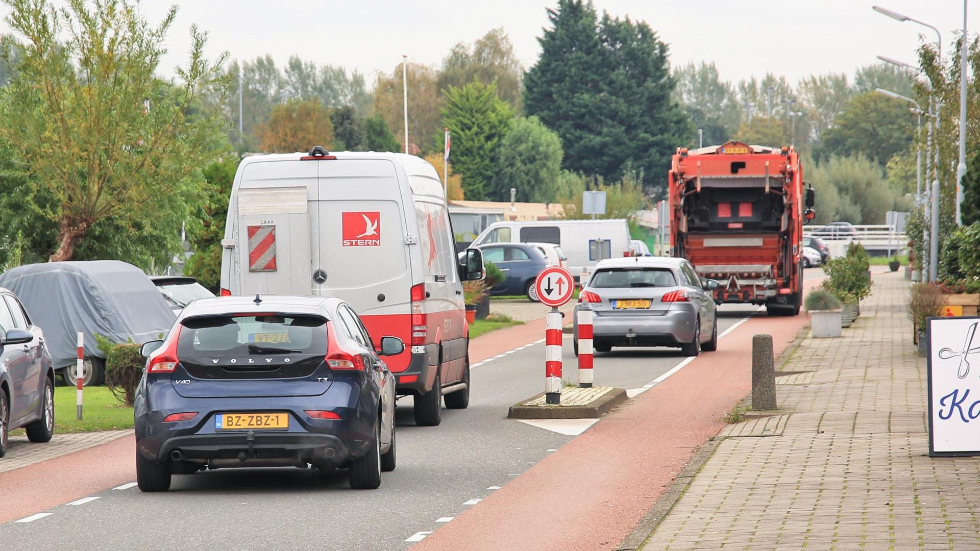 oor de verkeersveiligheid op de Akerdijk en Nieuwemeerdijk zullen de chicanes, wegversmallingen, voorlopig blijven staan en zal de maximumsnelheid 30 km/uur blijven.