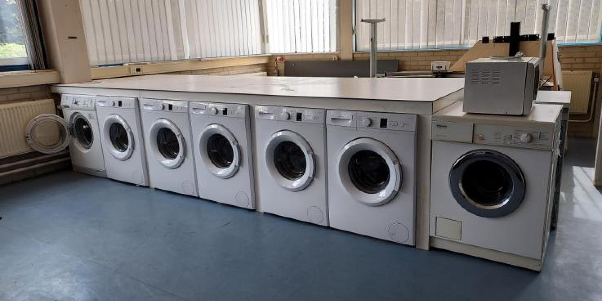 De wasmachines staan klaar voor gebruik.