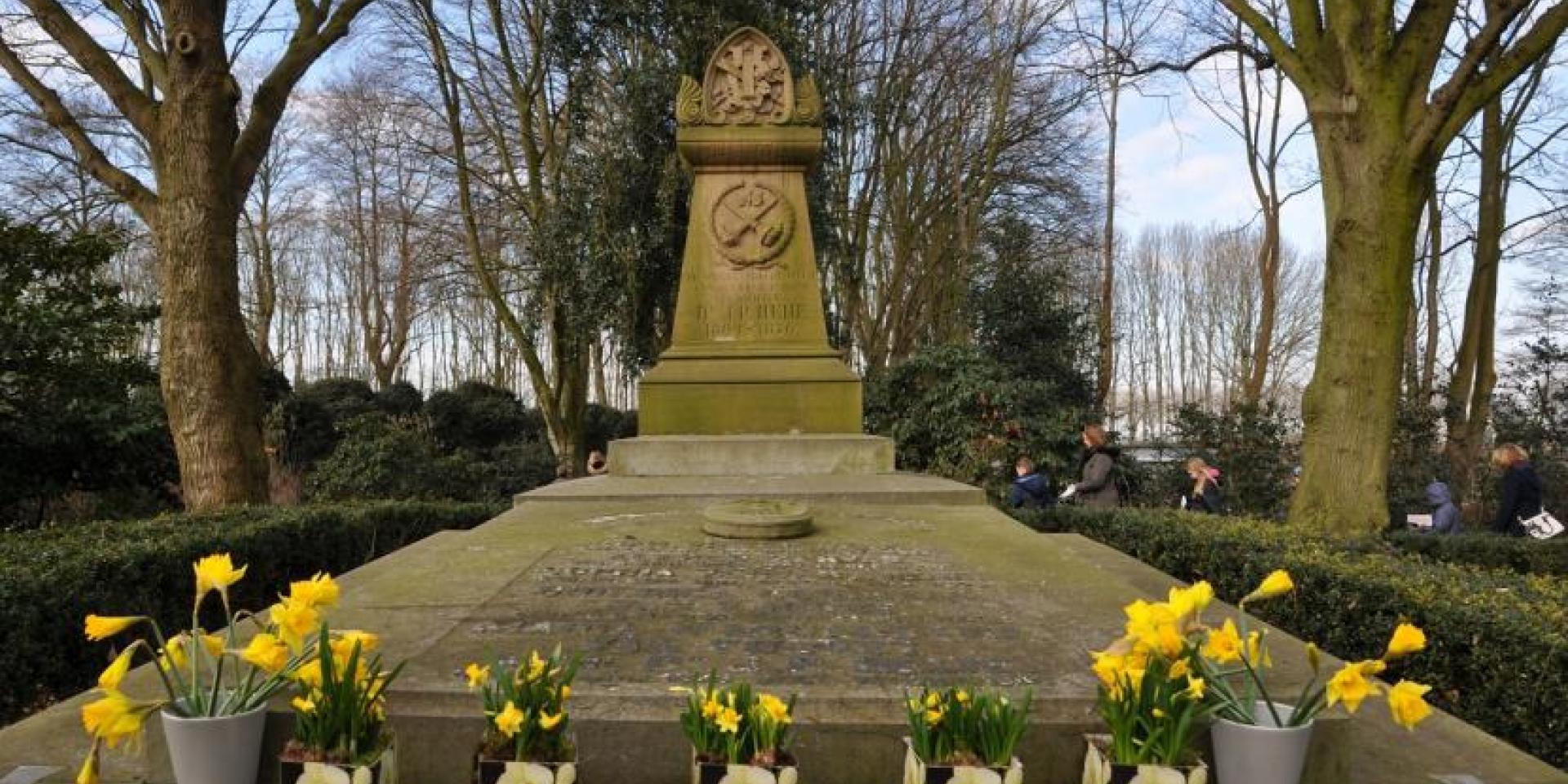 Narcissen op het graf van Jan Pieter Heije. 