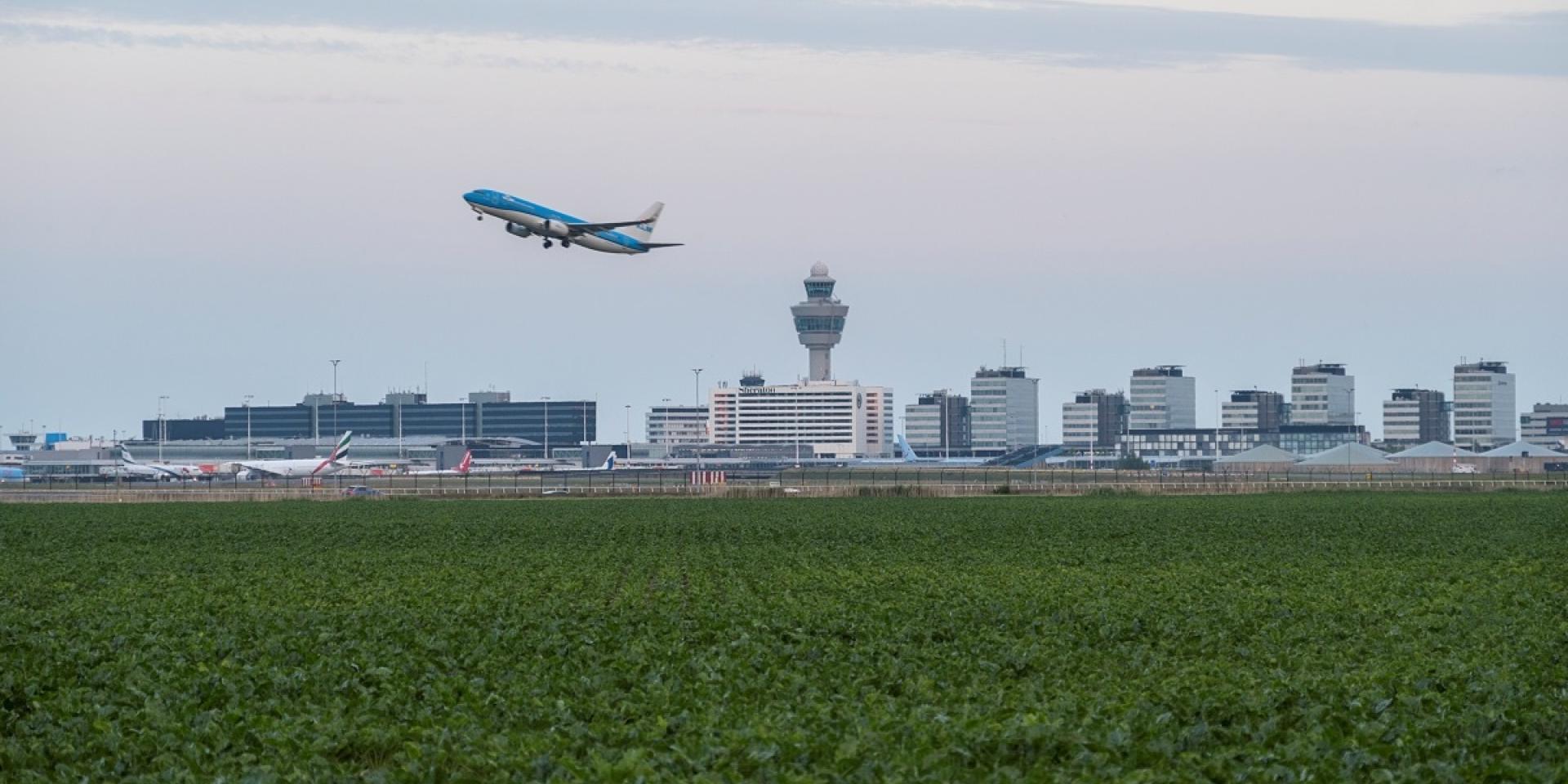 Een vliegtuig vertrekt van Schiphol
