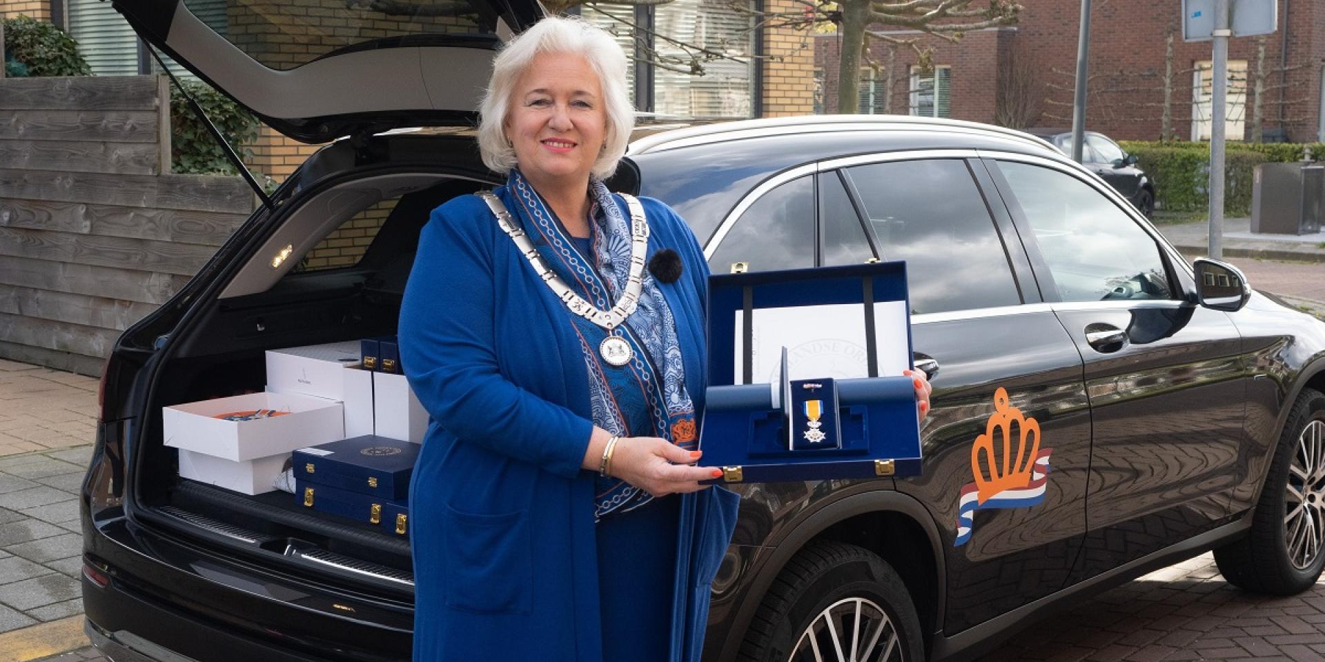 Burgemeester Marianne Schuurmans gaat op pad om de Koninklijke onderscheidingen uit te reiken