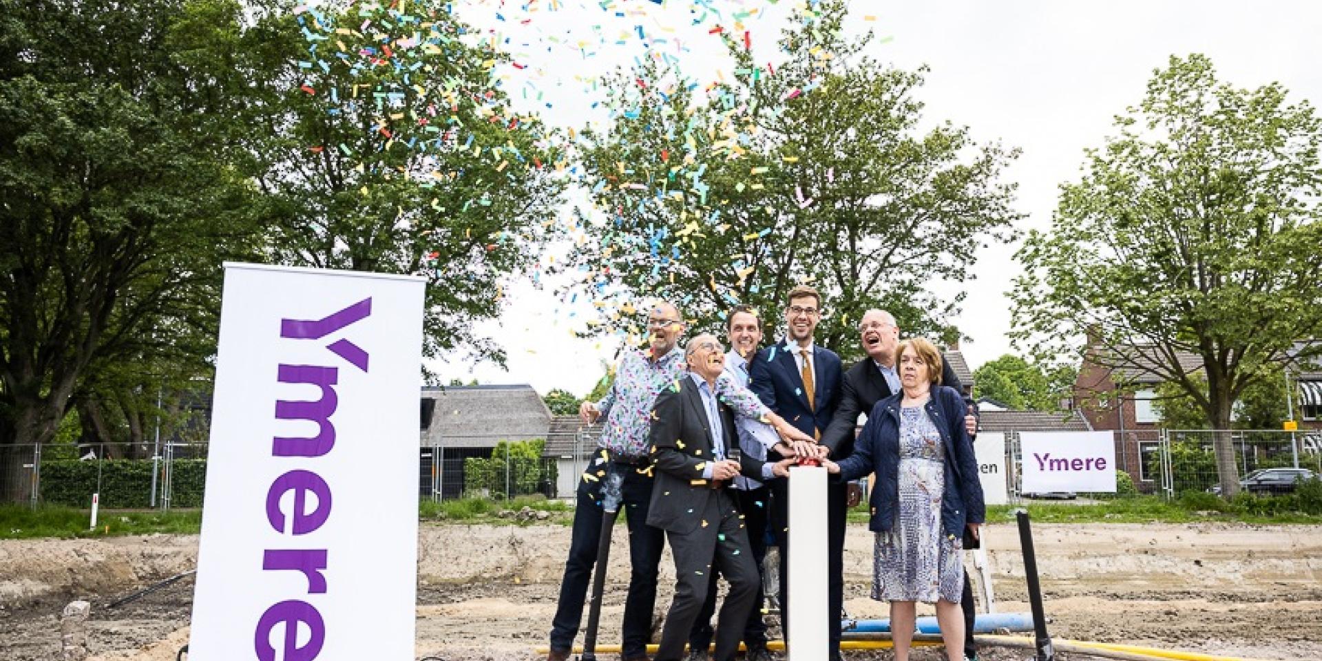 Feestelijk startschot voor de bouw van 43 sociale huurwoningen aan de Veldbloemstraat in Nieuw-Vennep