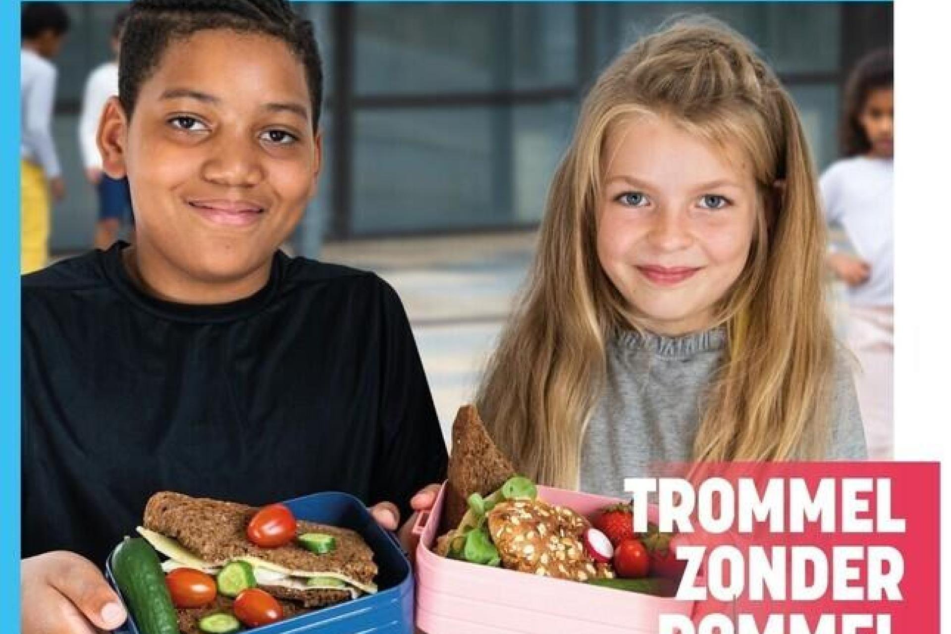 Afbeelding: foto van twee schoolkinderen met gezond gevulde broodtrommels zonder rommel