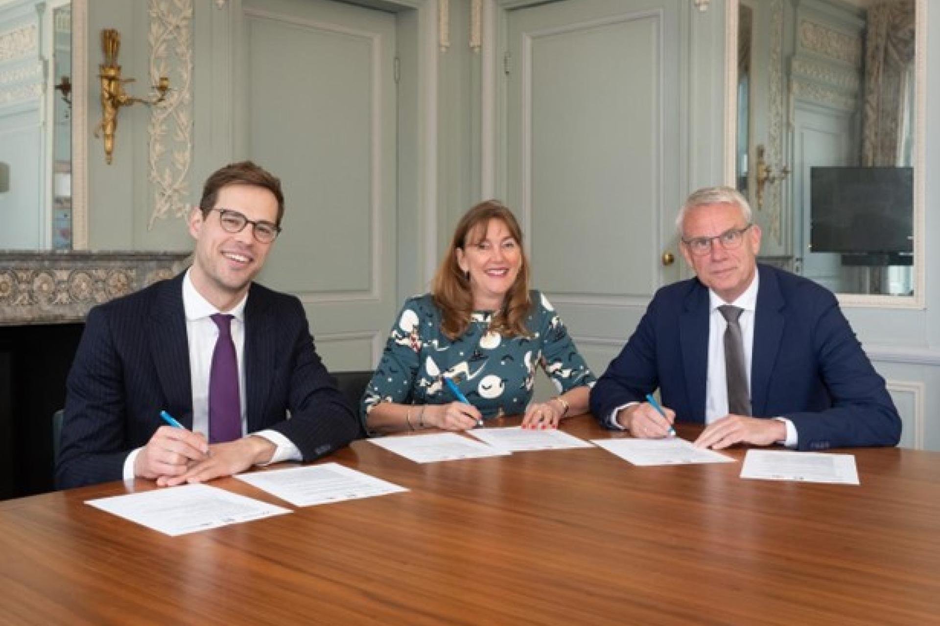 Wethouder Jurgen Nobel en Marja Ruigrok ondertekenen intentieverklaring HOV Haarlemmermeer zuidwest