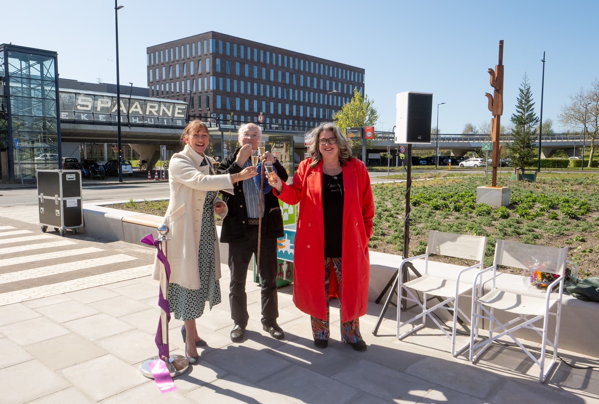 Op het terrein voor het Spaarne Gasthuis in Hoofddorp zijn twee nieuwe kunstwerken onthuld. Foto: Jur Engelchor