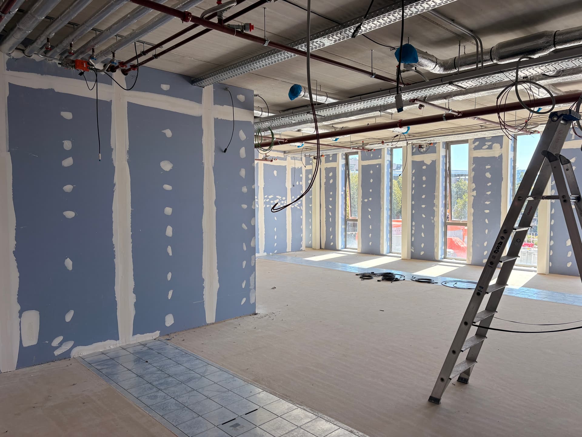 Installaties binnenkant van het nieuwe gemeentehuis  