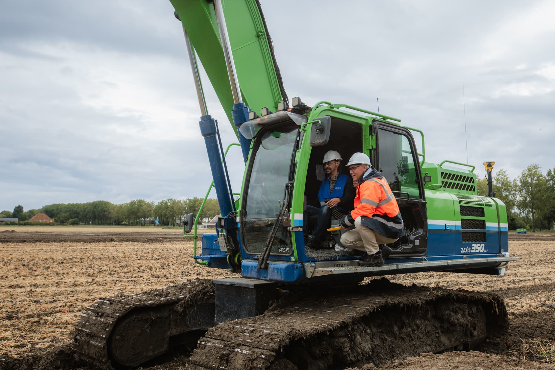 Wethouder Fouad Sidali en bestuurder Henk Hazenoot van het Hoogheemraadschap van Rijnland verplaatsen grond voor het nieuwe deelgebied Groot Vennep in PARK21