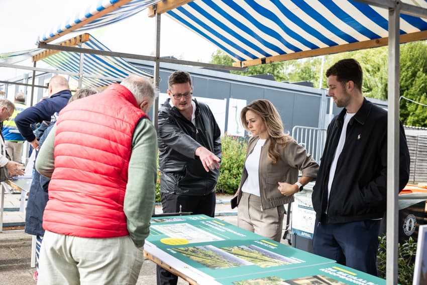 Mensen bij een informatiestand.