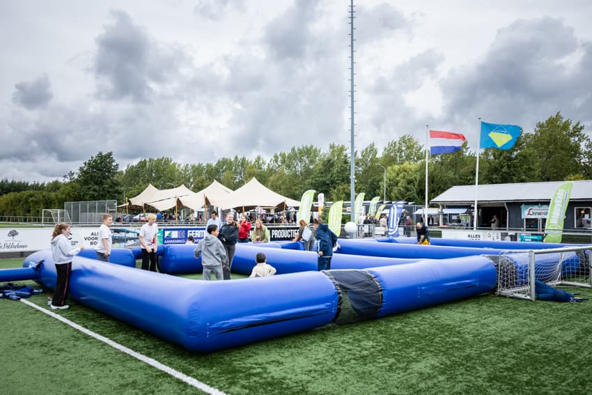 Kinderen aan het voetballen.