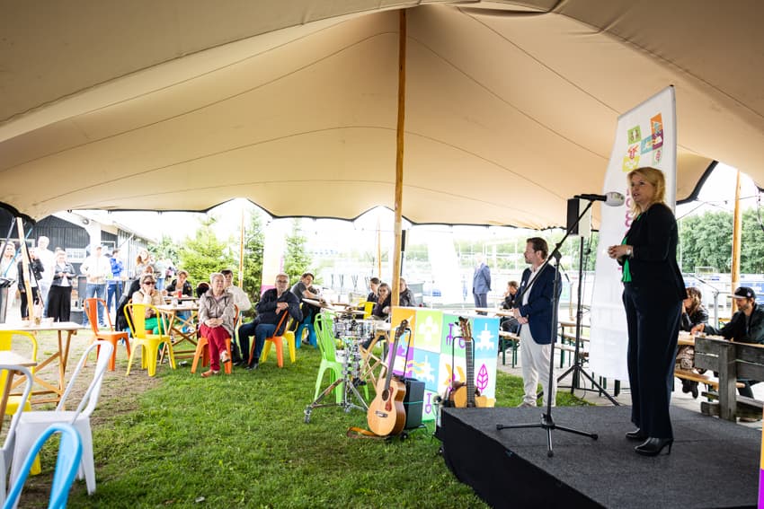 Wethouder van Straten spreekt op het evenement.