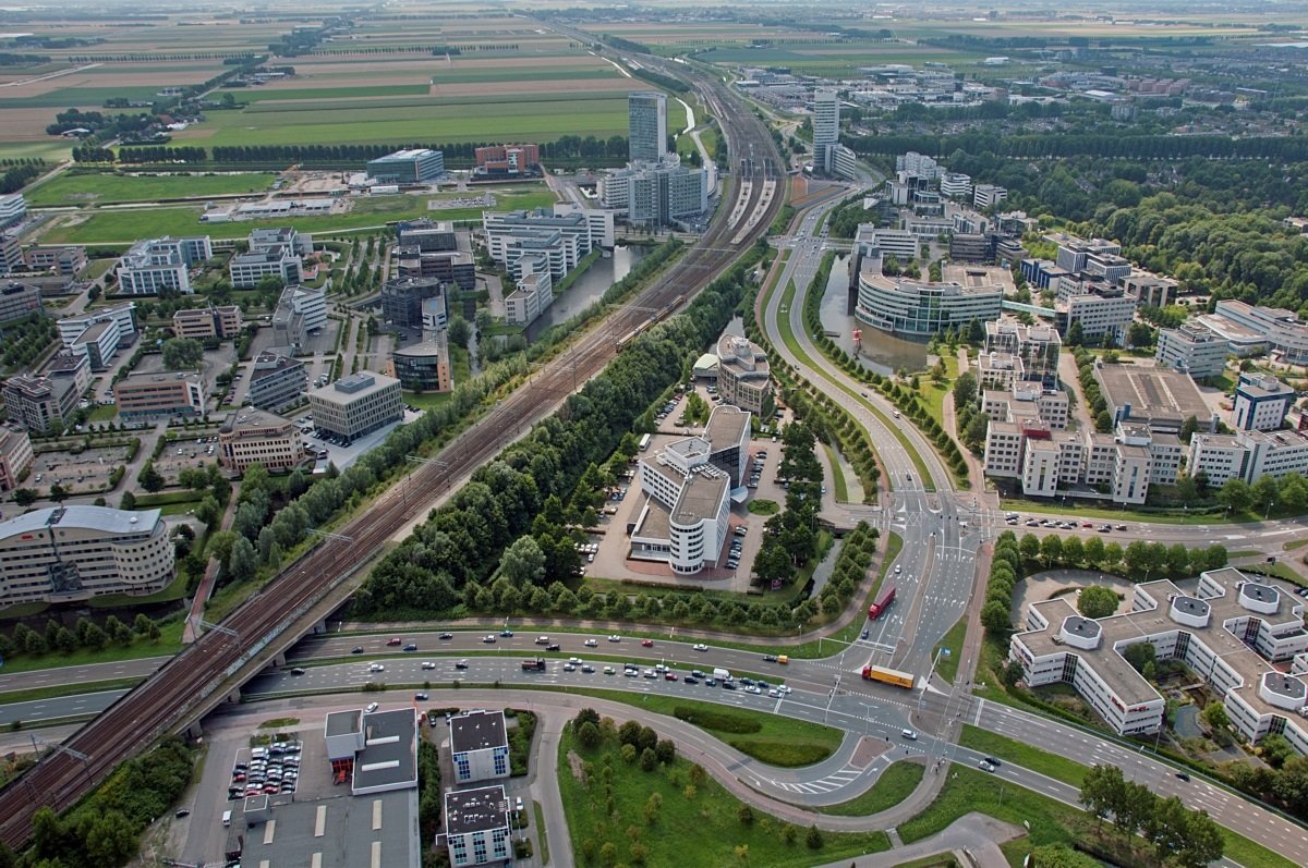 Luchtfoto van het stationsgebied met daarop het Crowne Plaza Hotel