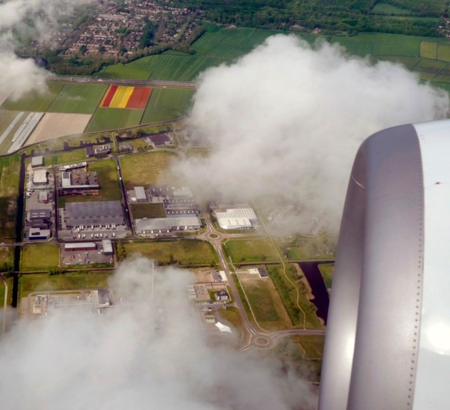 Schiphol gezien vanuit een vliegtuig