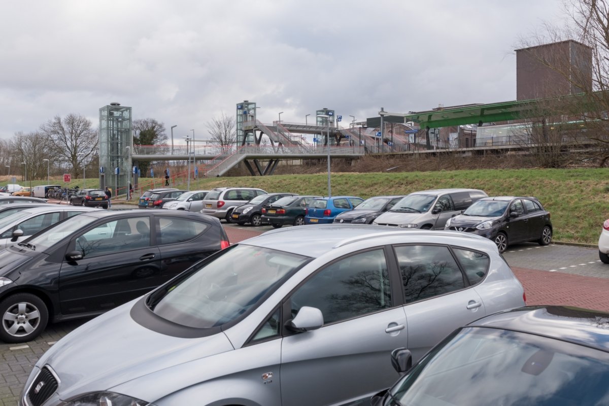 De parkeerdruk op de parkeerdruk bij het NS-station van Halfweg neemt toe. Bewoners kunnen steeds moeilijker een plek vinden.