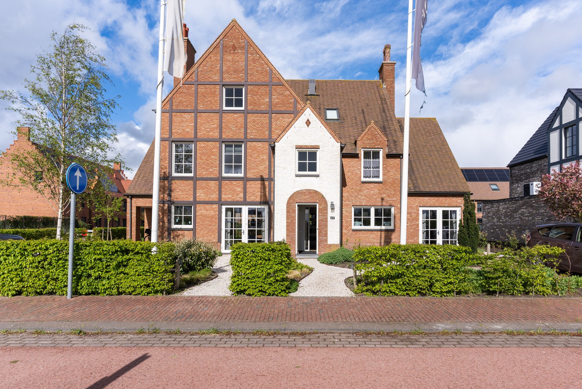 Een woning in Victoriaanse bouwstijl van rode bakstenen met puntgevel