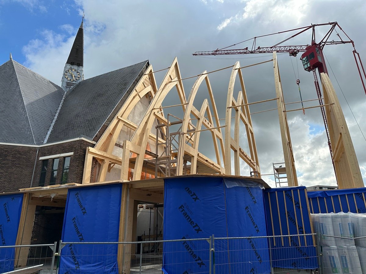 Houten spanten aan de achterkant van de Marktpleinkerk 