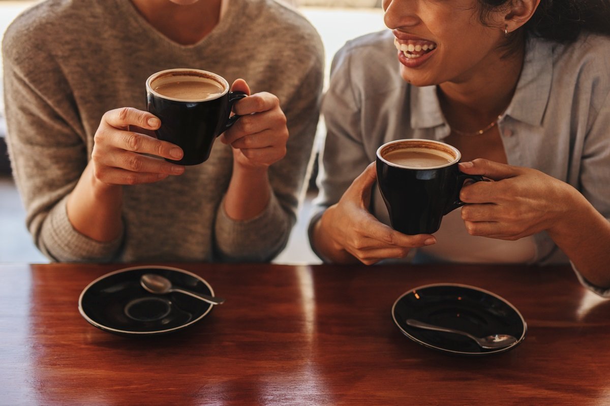 Twee vrouwen samen aan de koffie