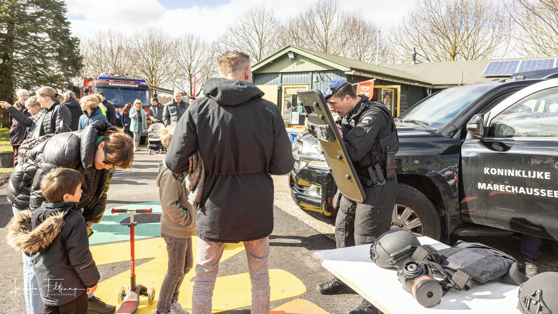 De KMAR heeft ook eens een bezoek aan Jeugdland gebracht. Foto: Jeugdland