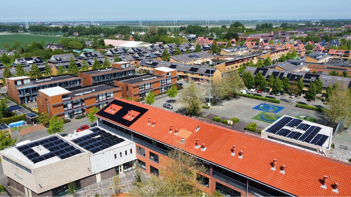 Foto: Zonnepanelen op het dak van basisschool Joppe in Nieuw-Vennep 