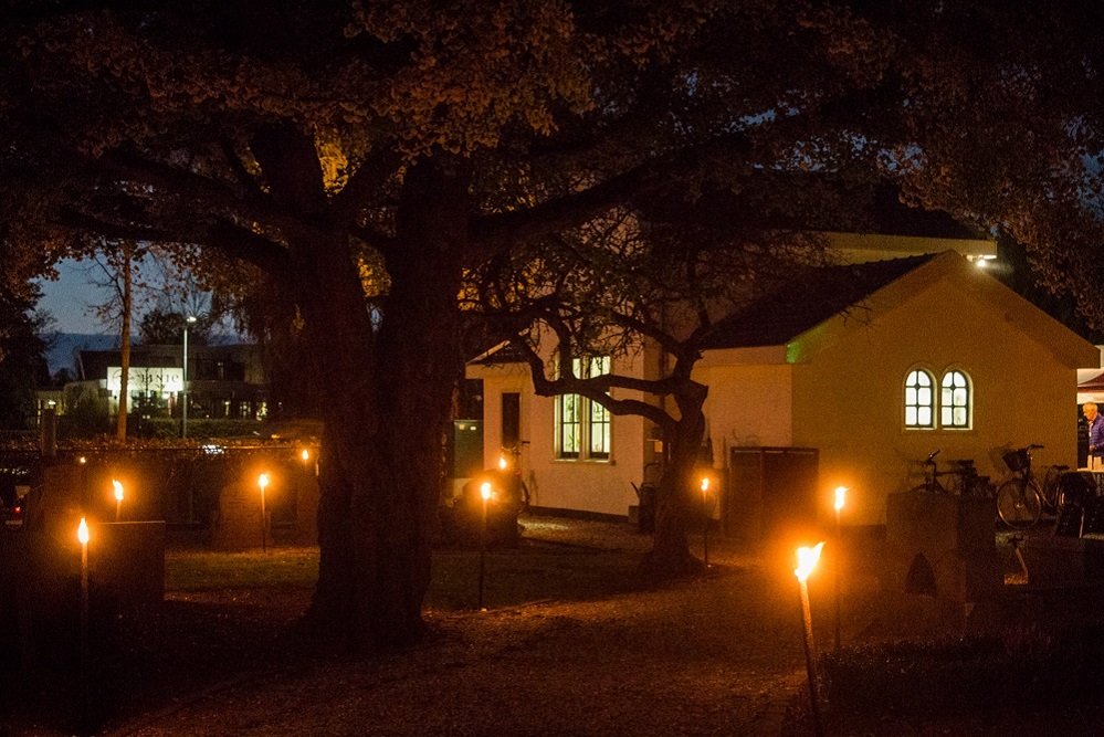 Lichtjes op begraafplaats de Iepenhof