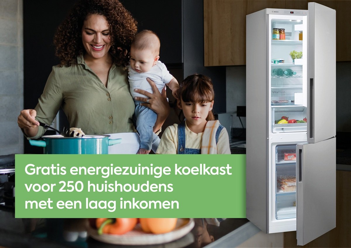 En moeder met twee kinderen bij een open koelkast