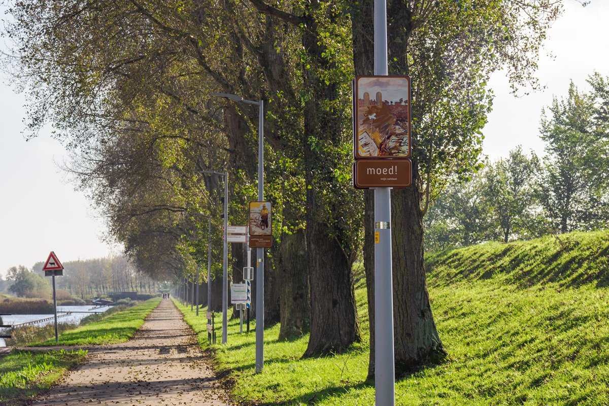 Borden van het kunstwerk langs de Geniedijk