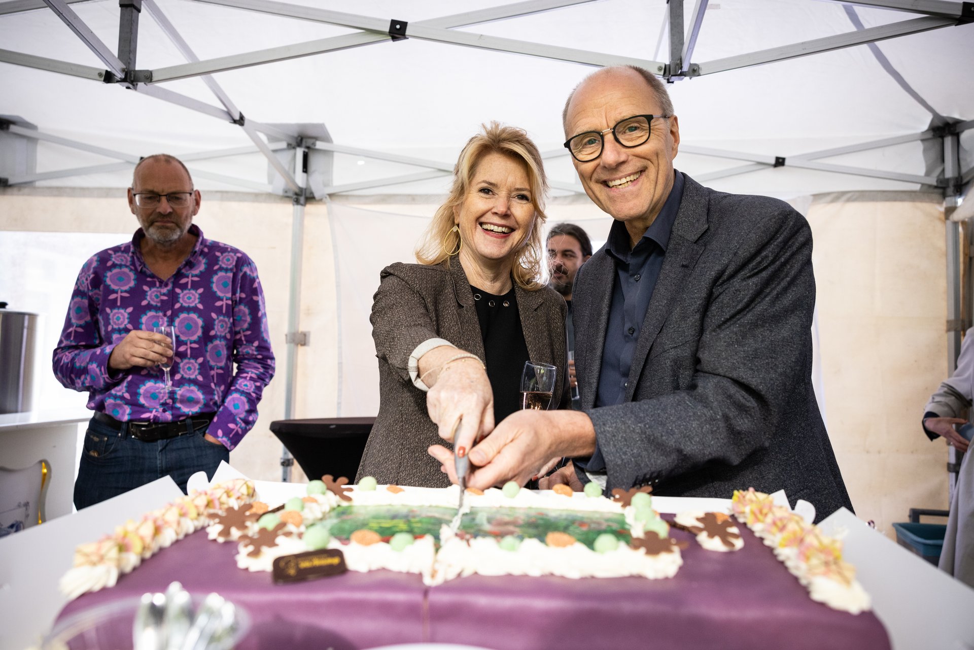 Wethouder Beryl van Straten en Remco Pols (Ymere) snijden de taart aan. Foto: Martine Goulmy