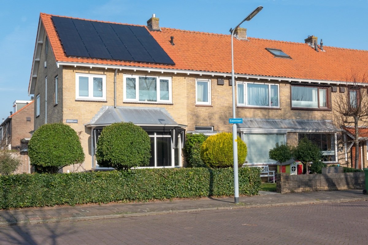 woningen in Zwanenburg met zonnepanelen op het dak. Door Lumen Photo.
