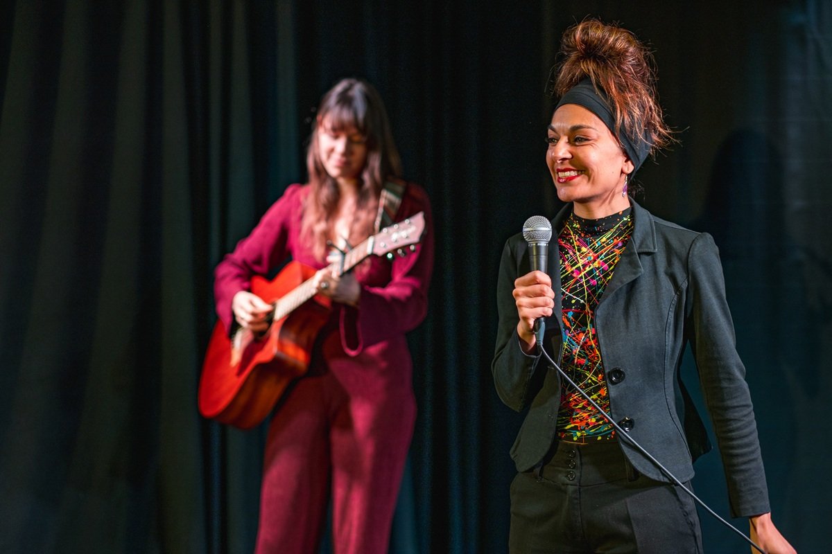 Shanita (volwassen pleegkind) en Noraly Hendriks (singer-songwriter)