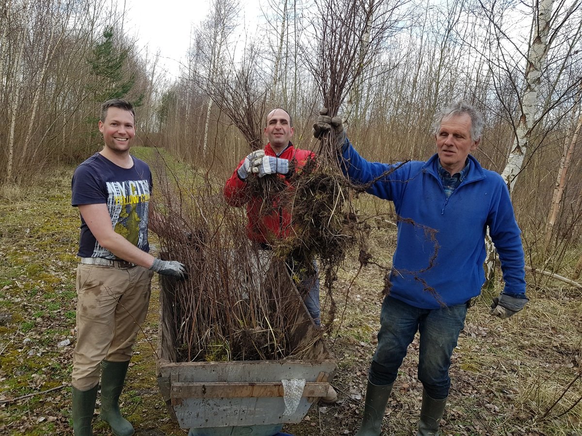 Franke van der Laan (rechts) aan het werk in het bos