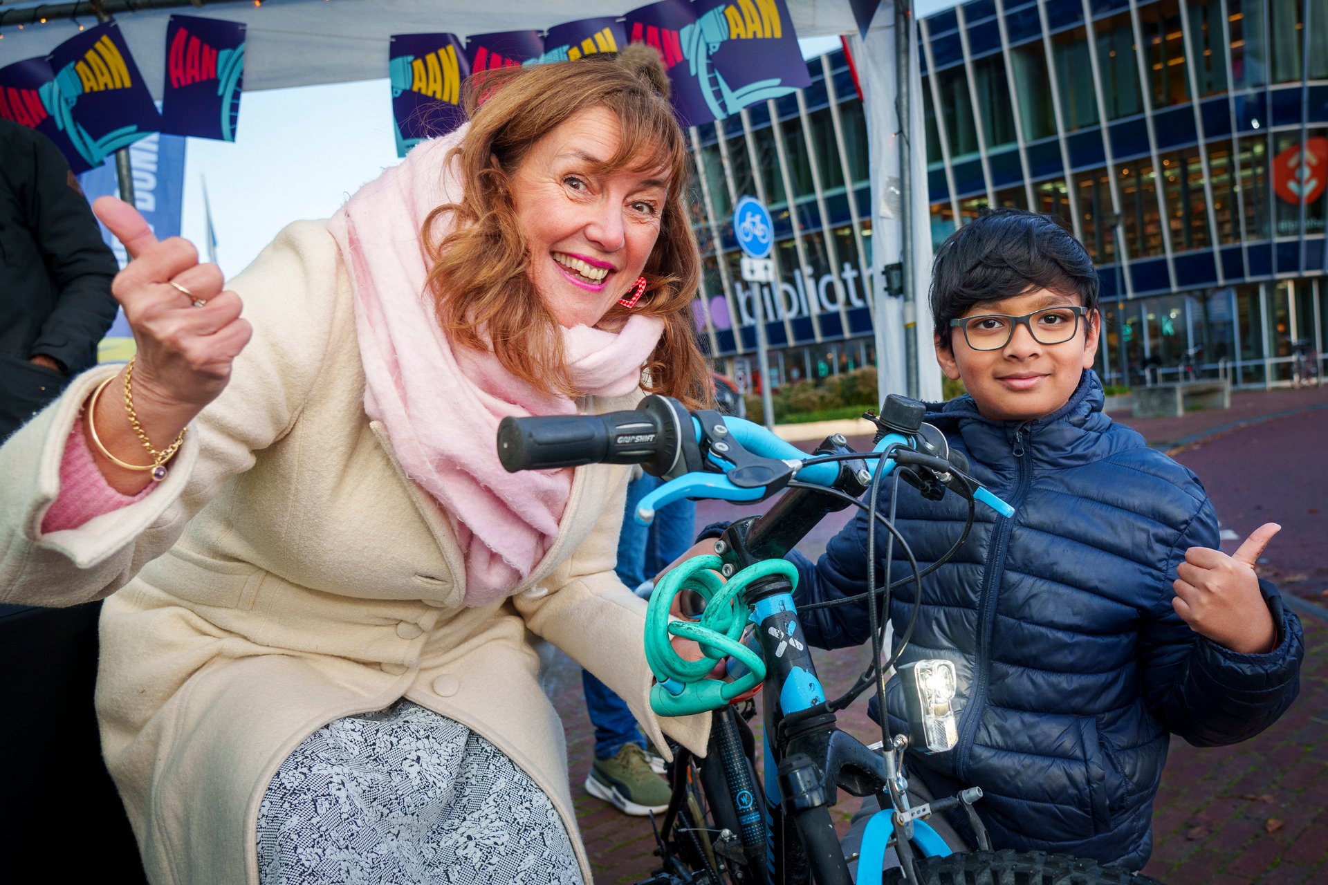 Wethouder Marja Ruigrok was aanwezig om fietsers aan te moedigen om goed verlicht de weg op te gaan. Foto: Lex van Lieshout Fotografie