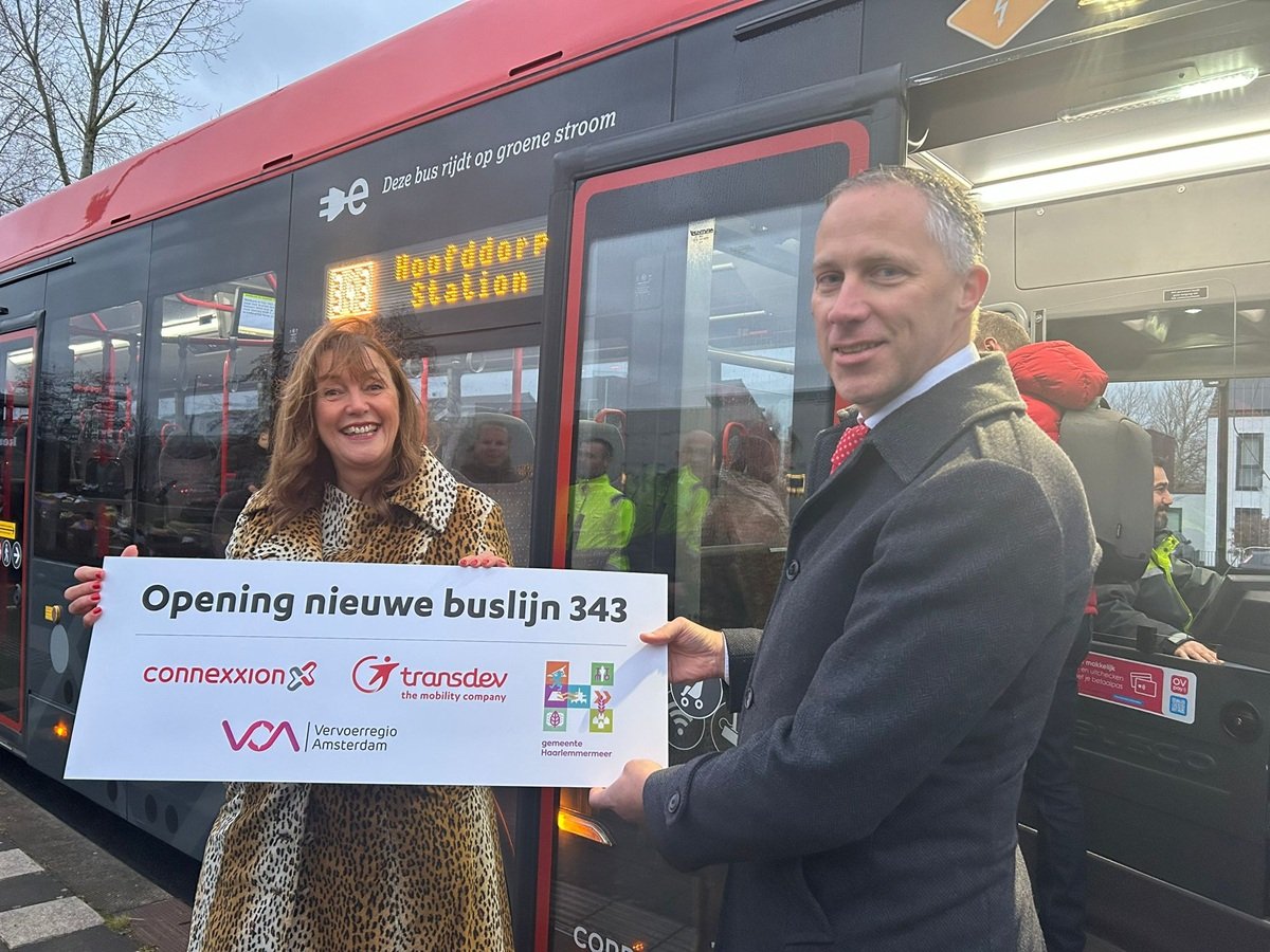 Wethouder Marja Ruigrok en Vincent Broekkamp, regiodirecteur bij Connexxion openden de nieuwe buslijn