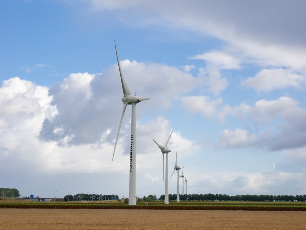 De bestaande windturbines langs de A4