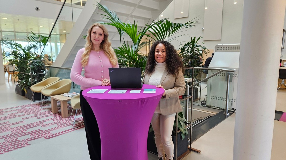 Carmen (links) en Karin (rechts) als host in de publiekshal
