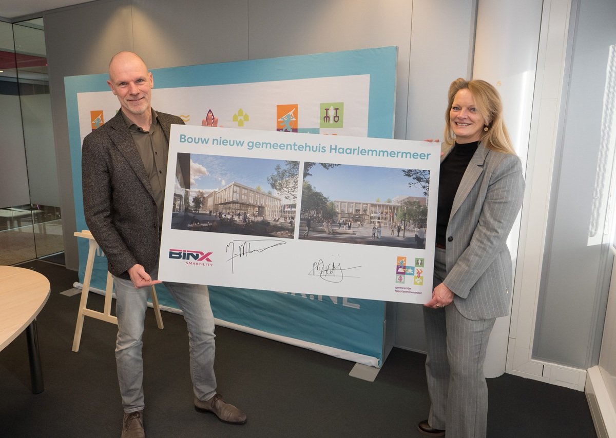 Het ondertekenmoment voor de bouw van het nieuwe gemeentehuis met wethouder Charlotte van der Meij en Jan-Martijn Teeuw, directeur van Binx Smartility