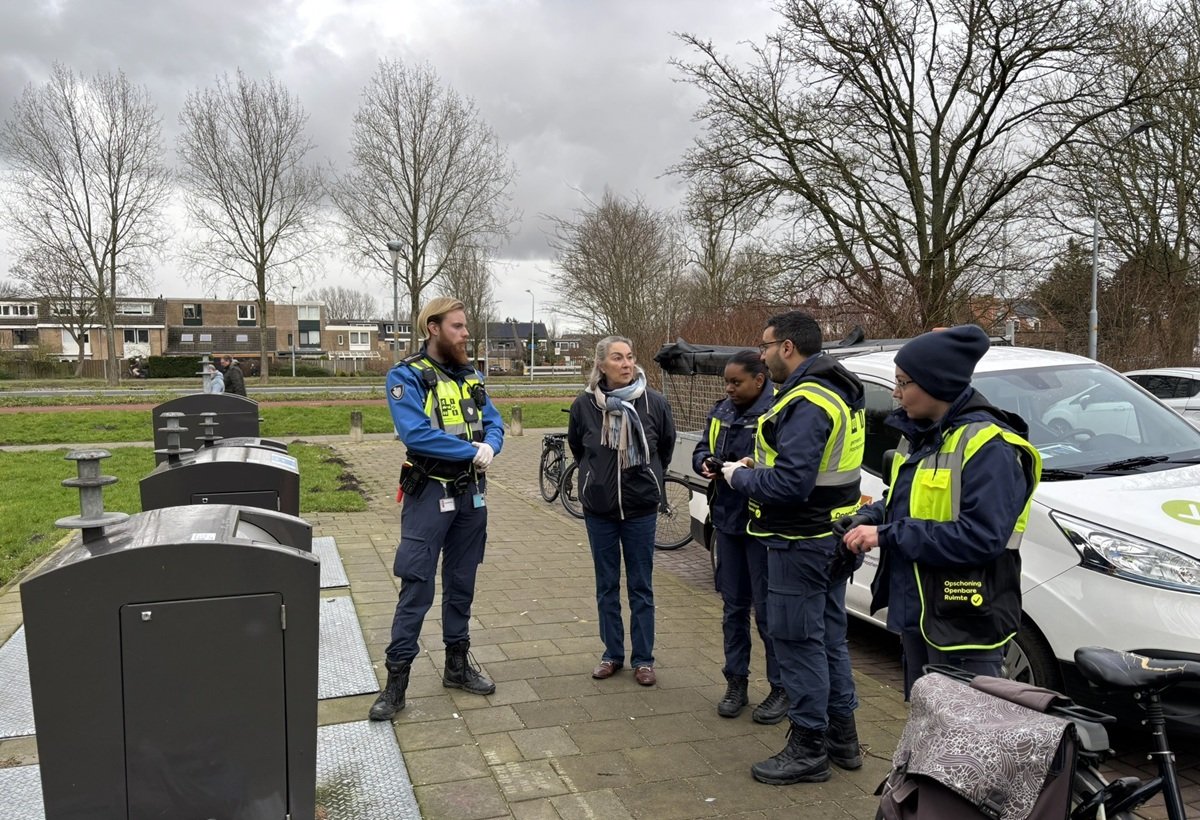 Wethouder Mariette Sedee en vier mannen met gele hesjes bij een brengparkje