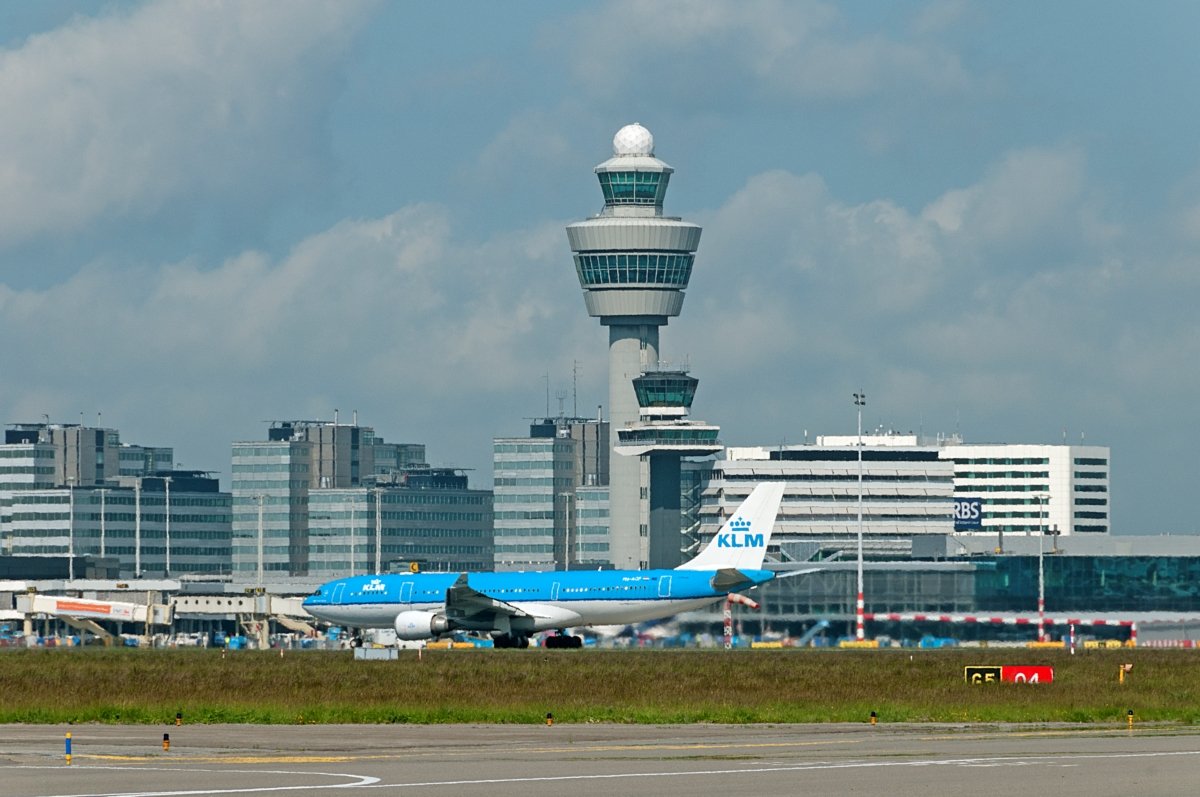 Een KLM-vliegtuig op een luchthaven.