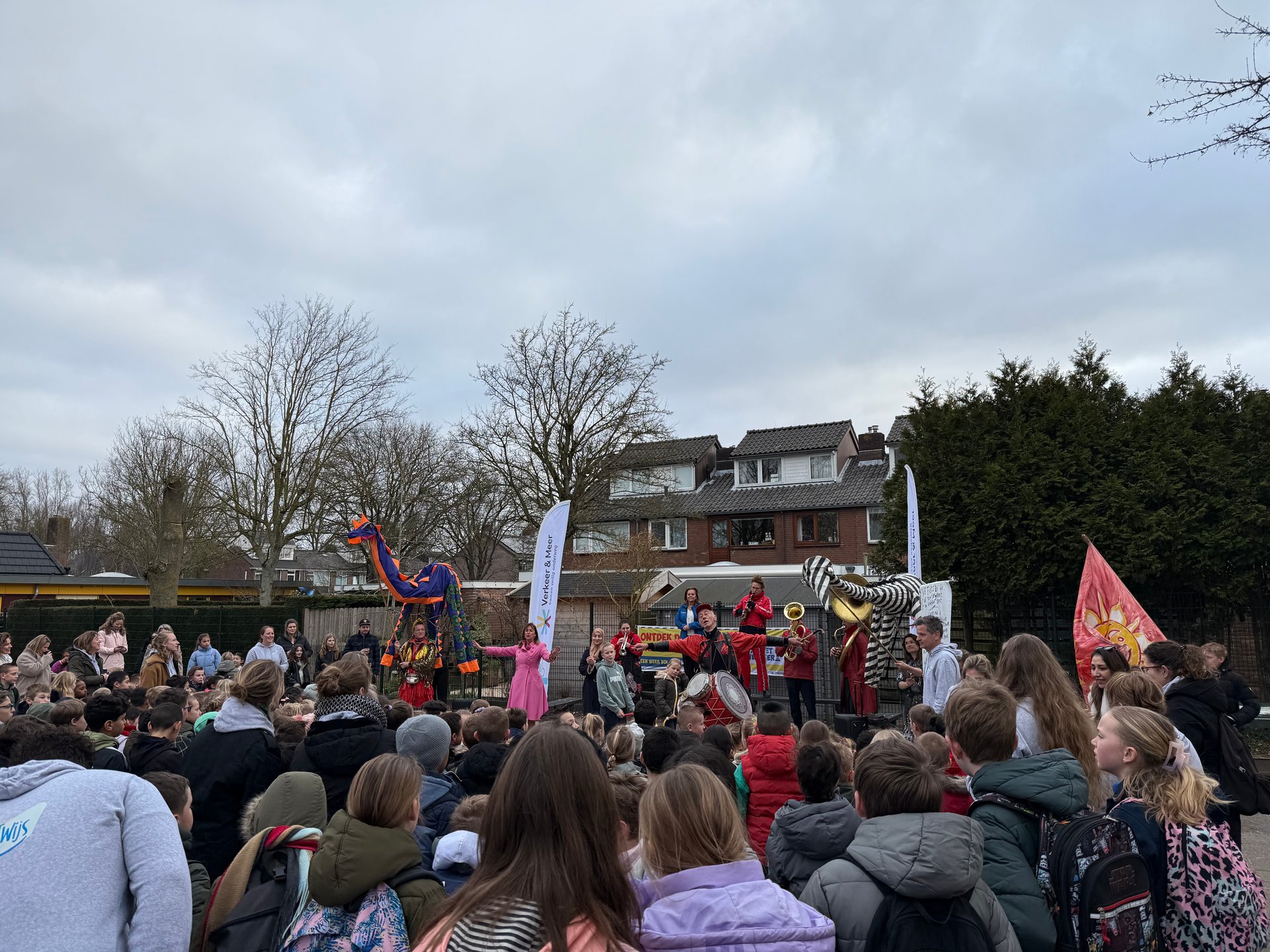 Op voeten en fietsen