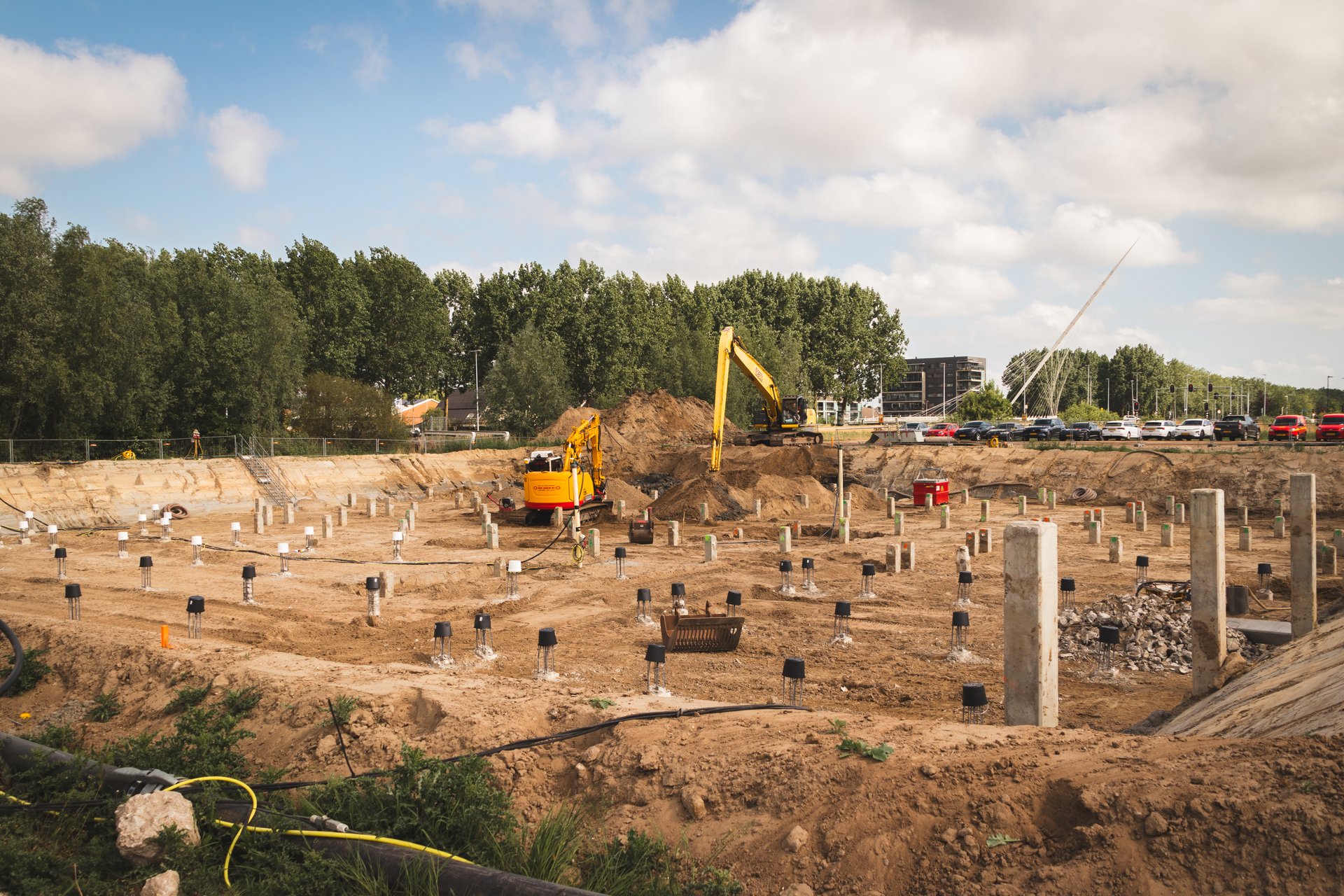 Graafmachine op braakliggend terrein