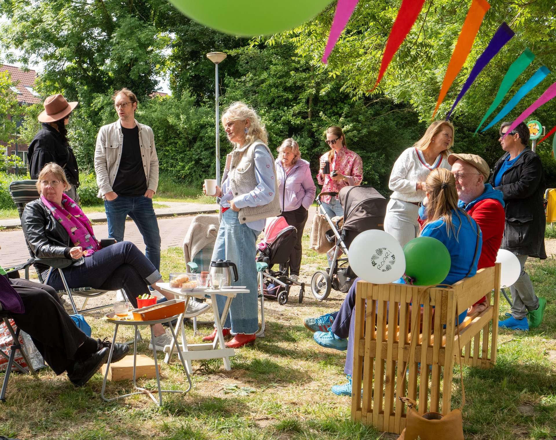 Buurtbewoners van Elza van der Zee bij haar gewonnen Buurtbankje op Buurtbankjesdag.