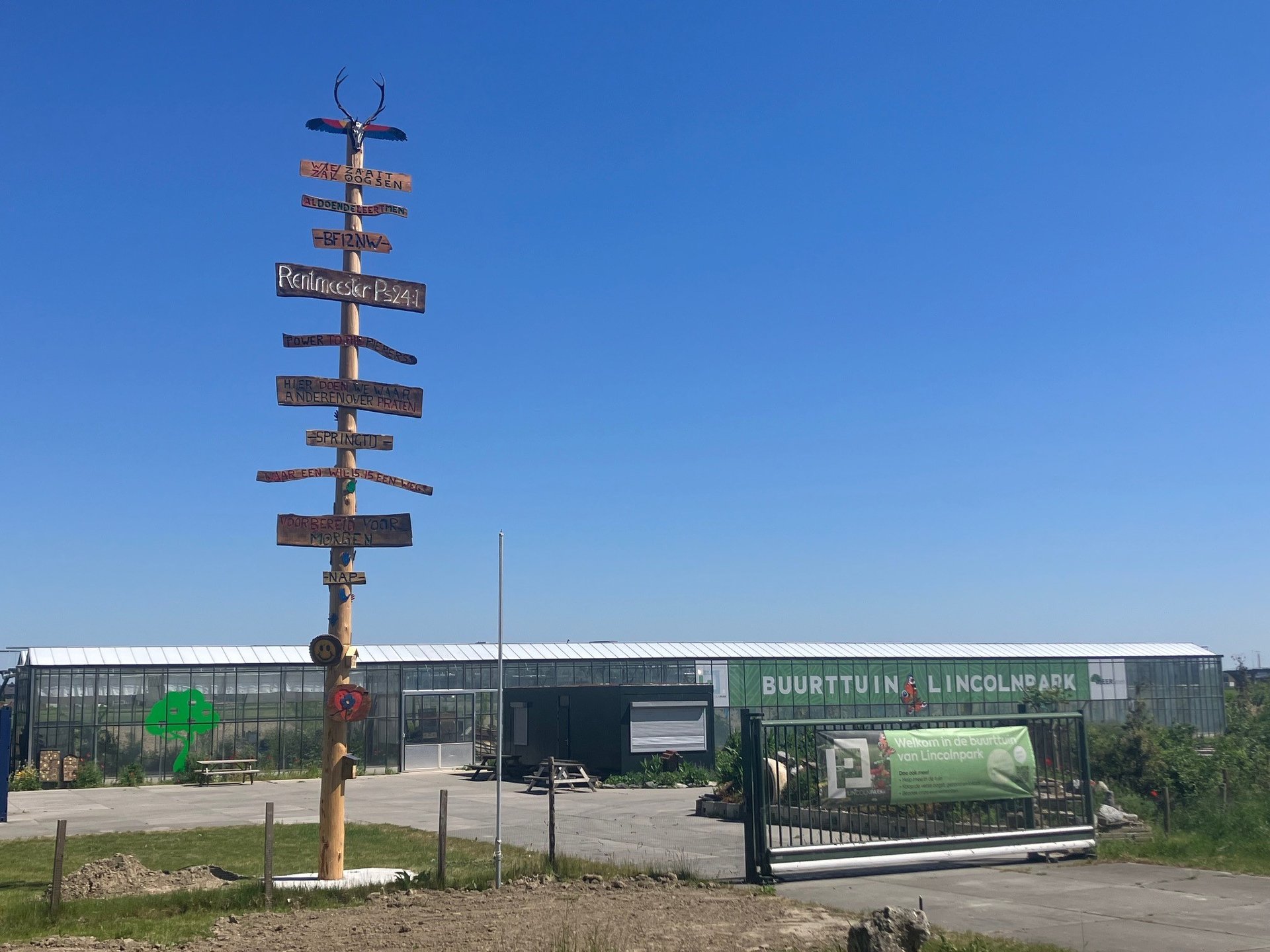 De symboolpaal in de buurttuin.