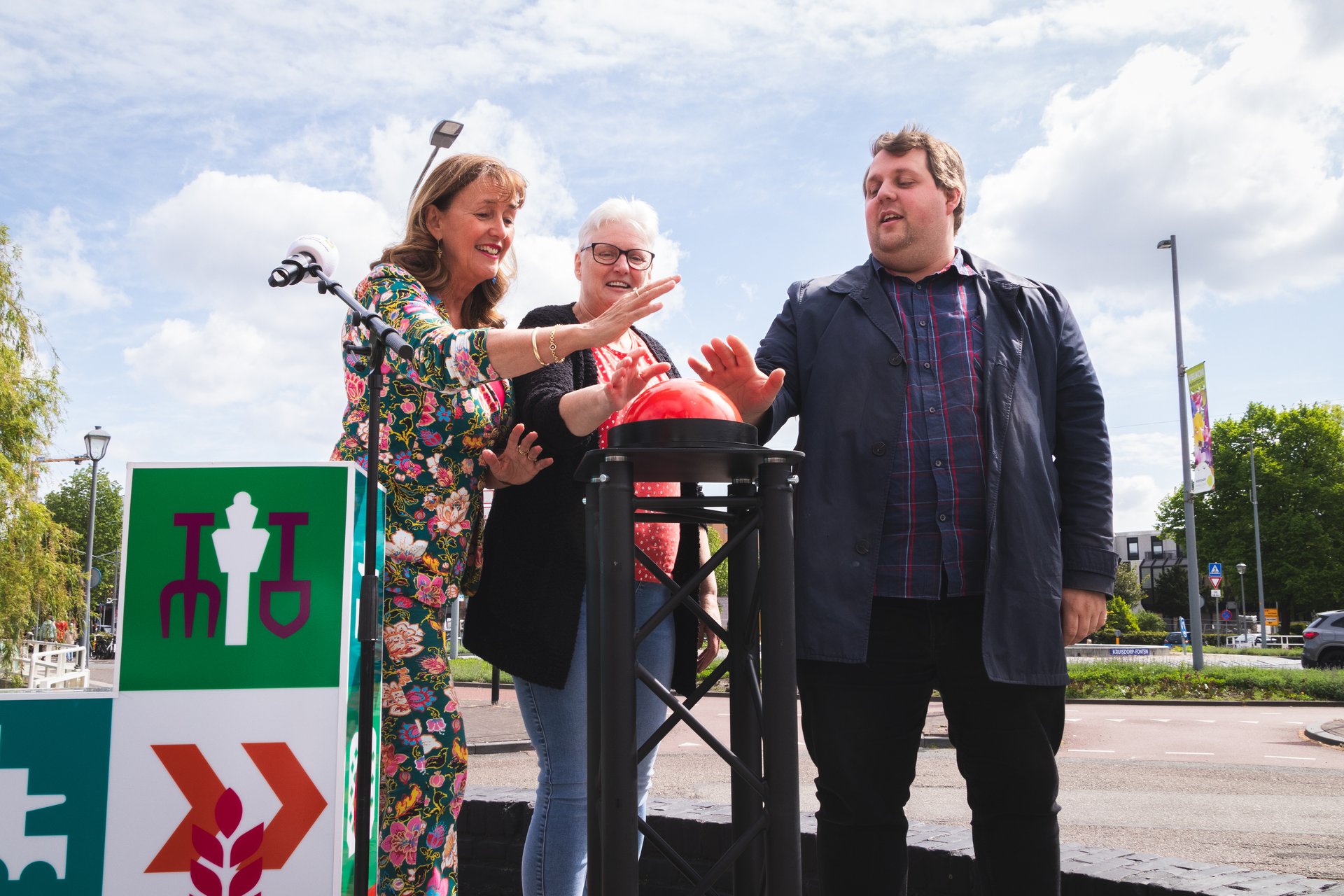 De druk op de knop door wethouder Marja Ruigrok, Yvonne Kreule, en Jordy Schaap.